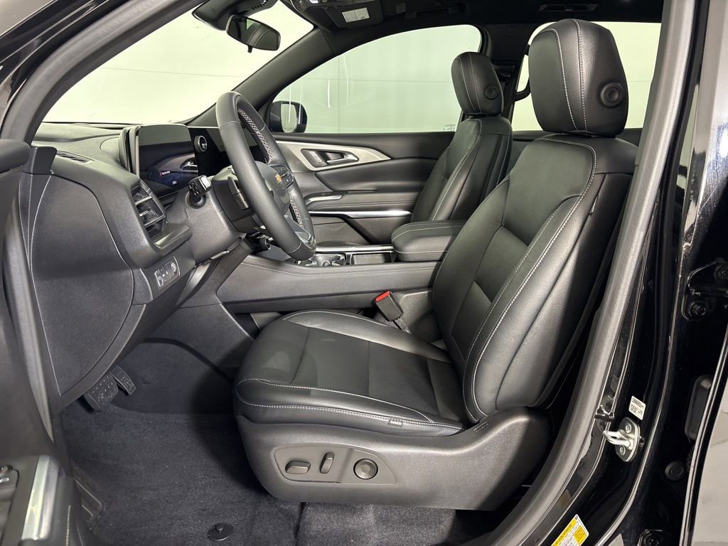 Used 2025 Chevrolet Traverse LT w/ Sun and Wheel Package image 14