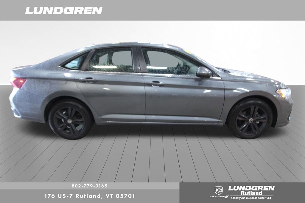 Used 2023 Volkswagen Jetta SE w/ Panoramic Sunroof Package FWD image 3