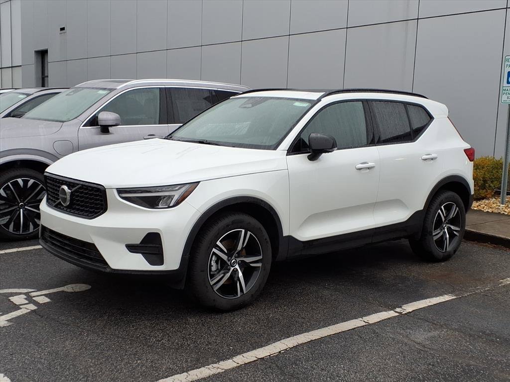 New 2026 Volvo XC40 B4 Core w/ Climate Package FWD image 3