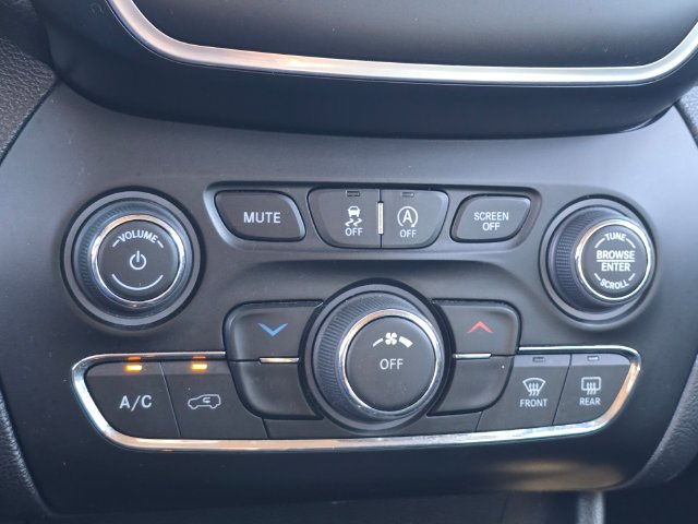 Used 2020 Jeep Cherokee Latitude w/ Cold Weather Group FWD image 17