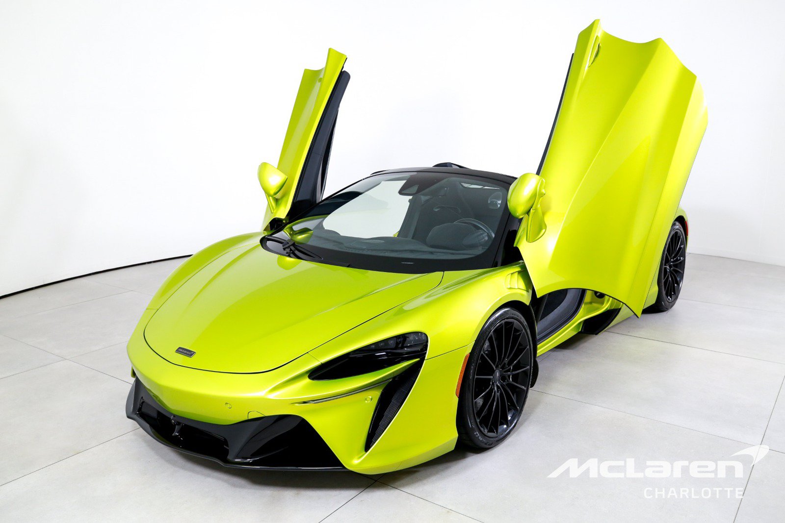 Used 2025 McLaren Artura Spider RWD image 6