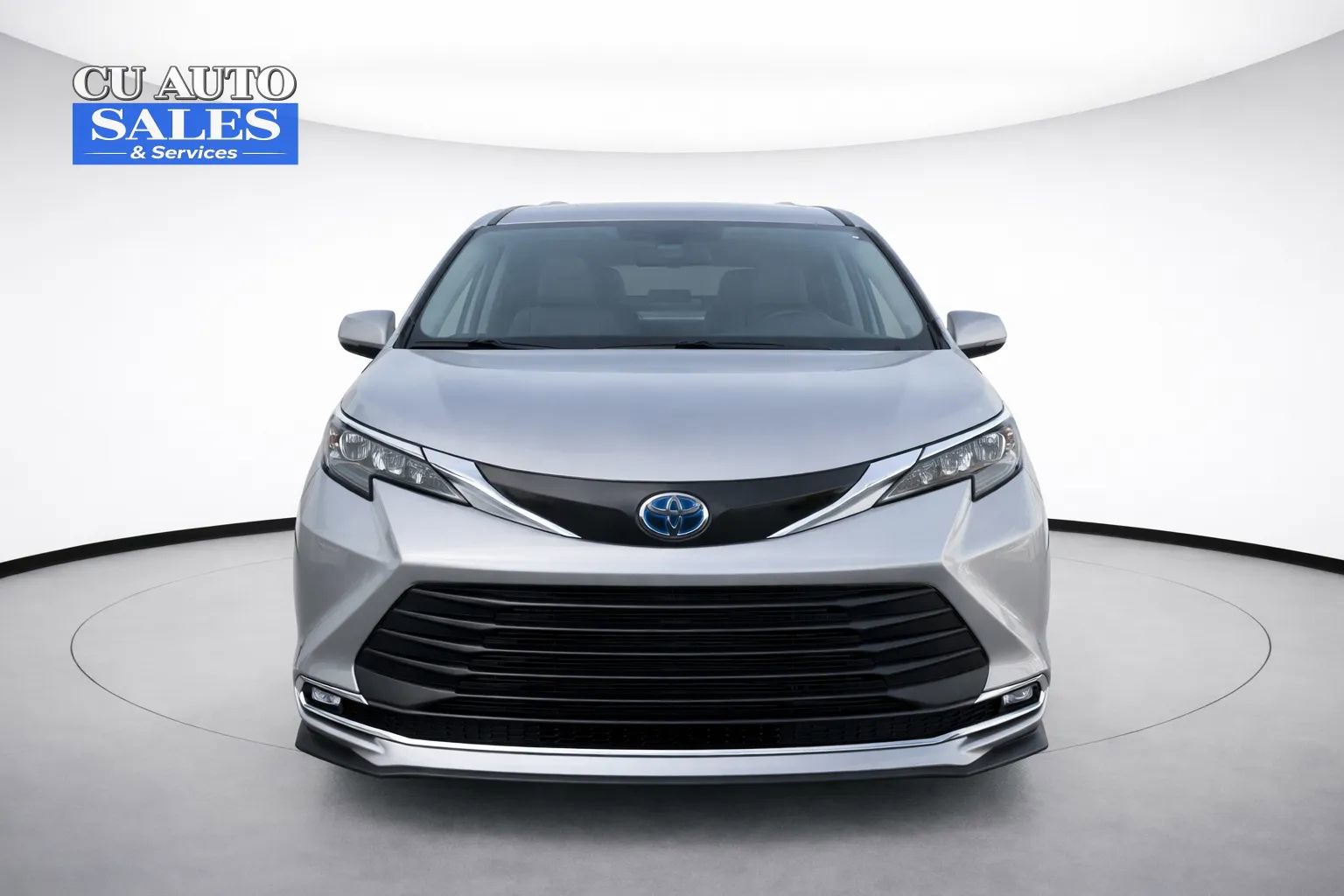 Used 2024 Toyota Sienna XLE image 2