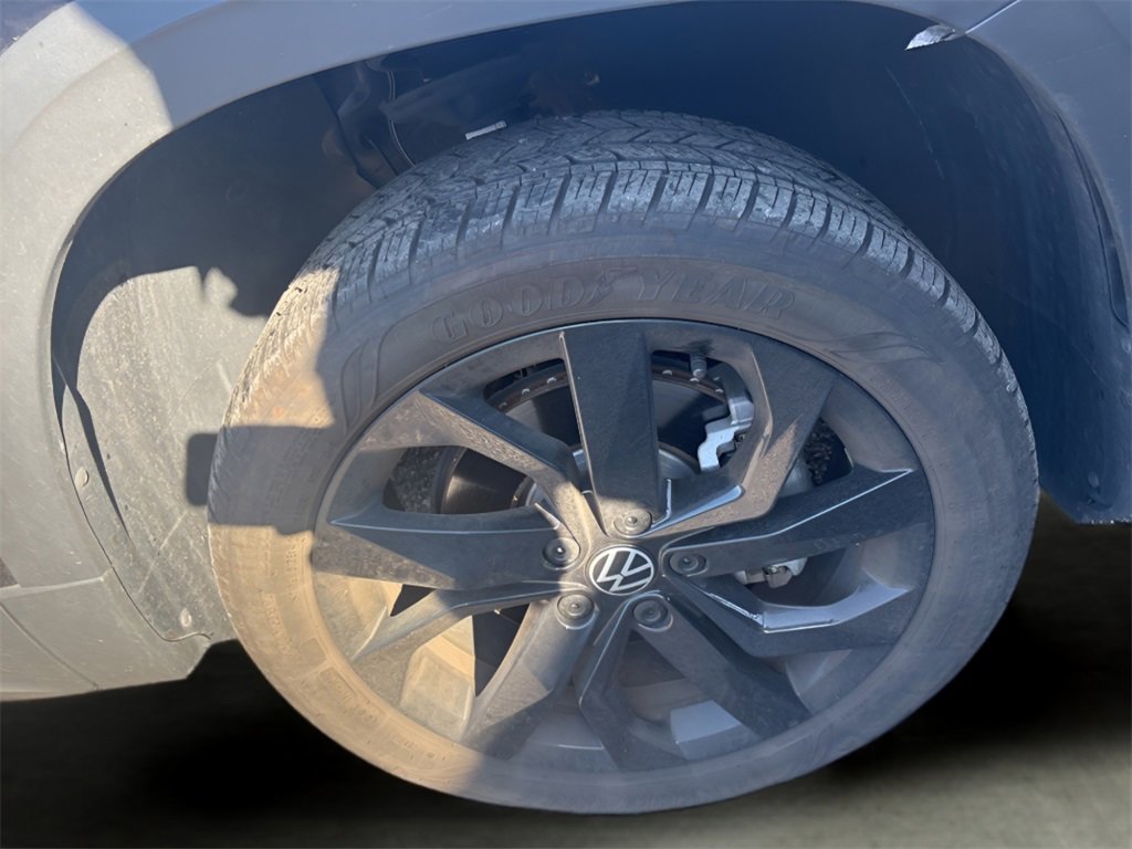 Used 2024 Volkswagen Taos SE w/ Panoramic Sunroof Package image 8