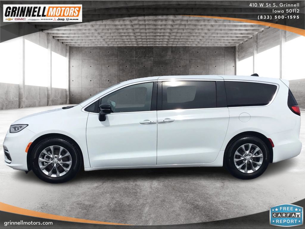 Used 2026 Chrysler Pacifica Limited FWD image 8