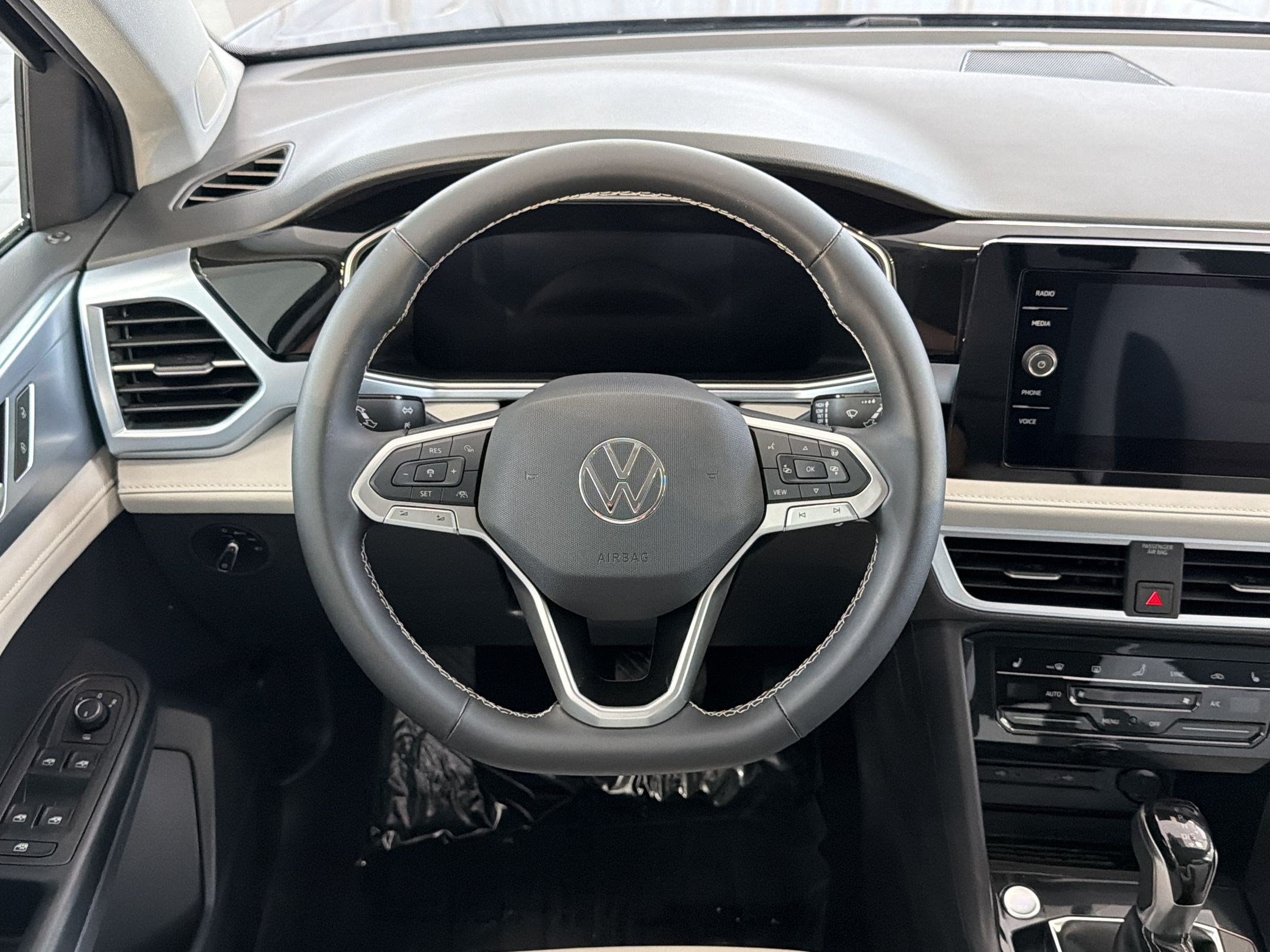 New 2026 Volkswagen Taos SE FWD image 26