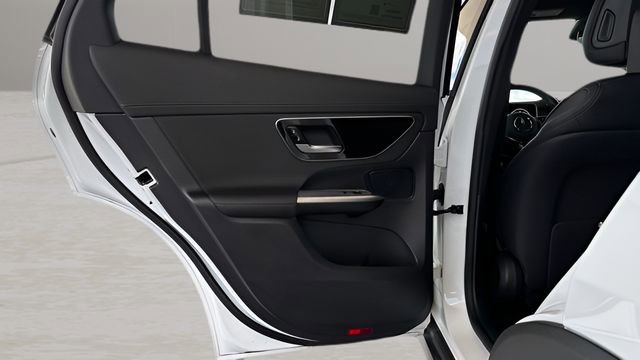 Used 2024 Mercedes-Benz GLC 300 4MATIC image 33