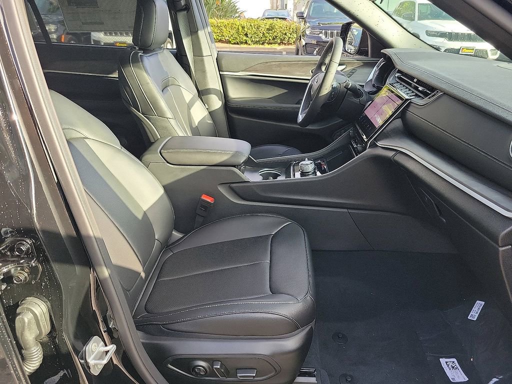 Used 2025 Jeep Grand Cherokee L Limited w/ Luxury Tech Group II image 12