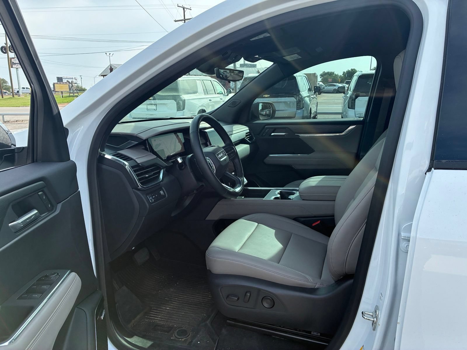 Used 2026 GMC Acadia Elevation w/ Elevation Premium Package FWD image 2