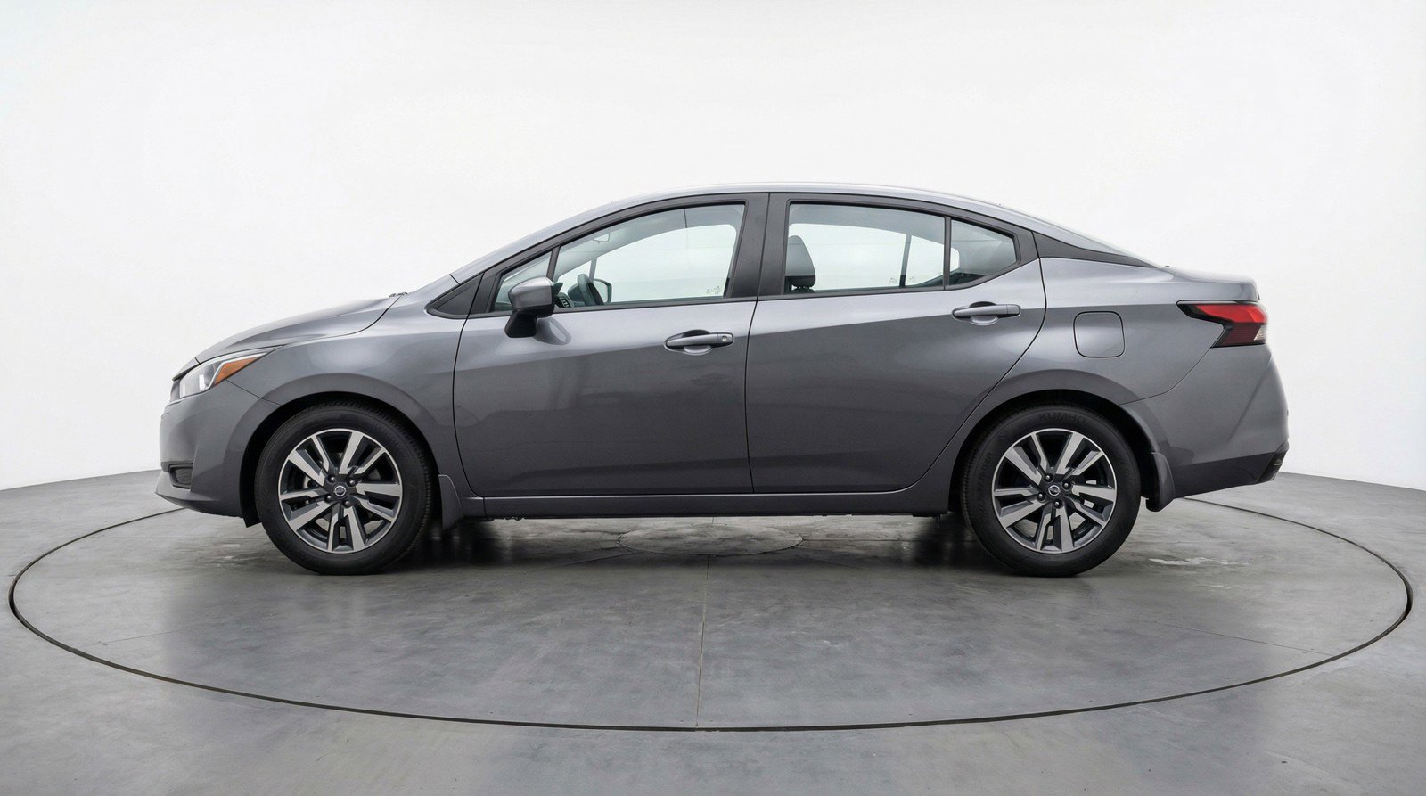 Used 2025 Nissan Versa SV FWD image 5
