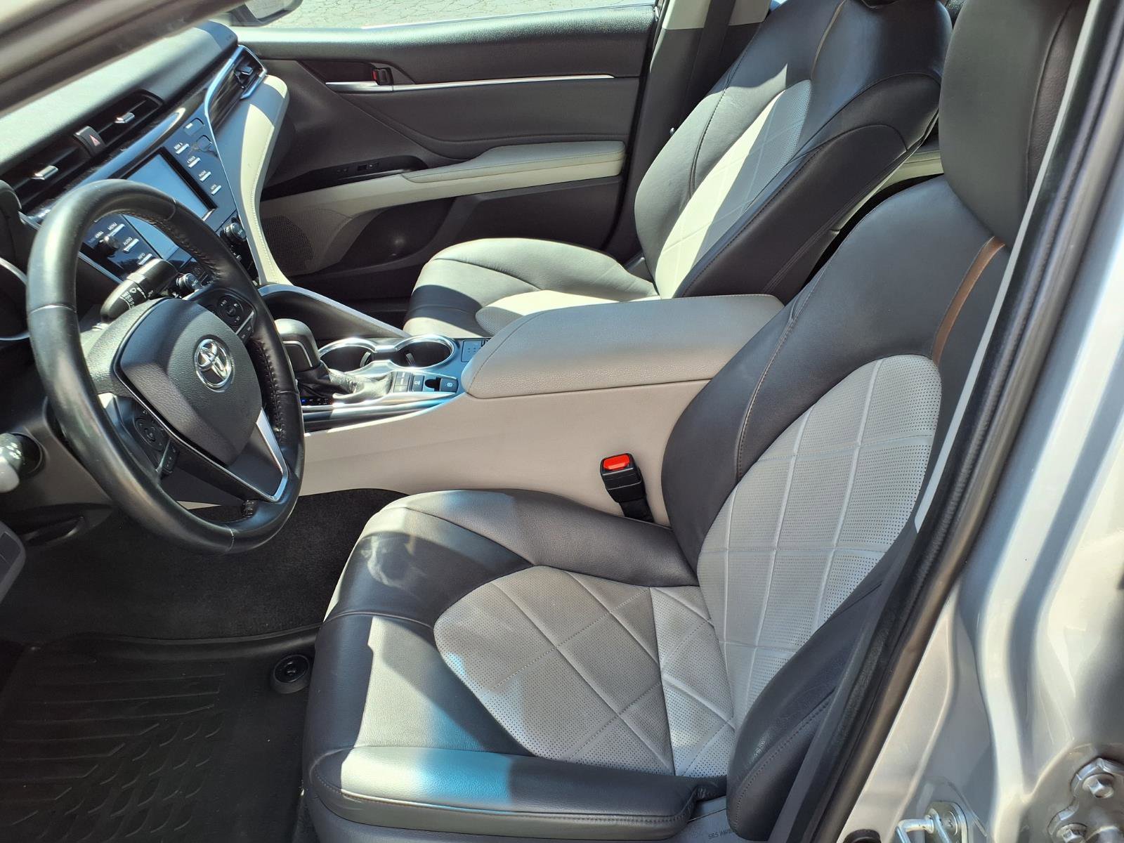 Used 2018 Toyota Camry XLE FWD image 8