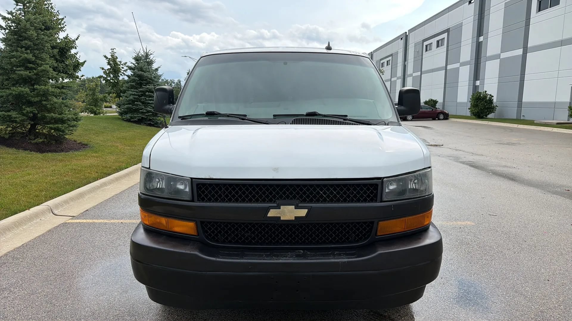 Used 2021 Chevrolet Express 3500 w/ Driver Convenience Package RWD image 2