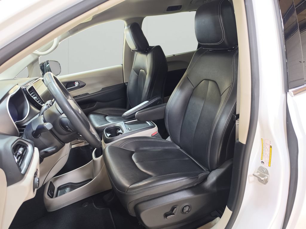 Used 2024 Chrysler Pacifica Touring-L FWD image 12