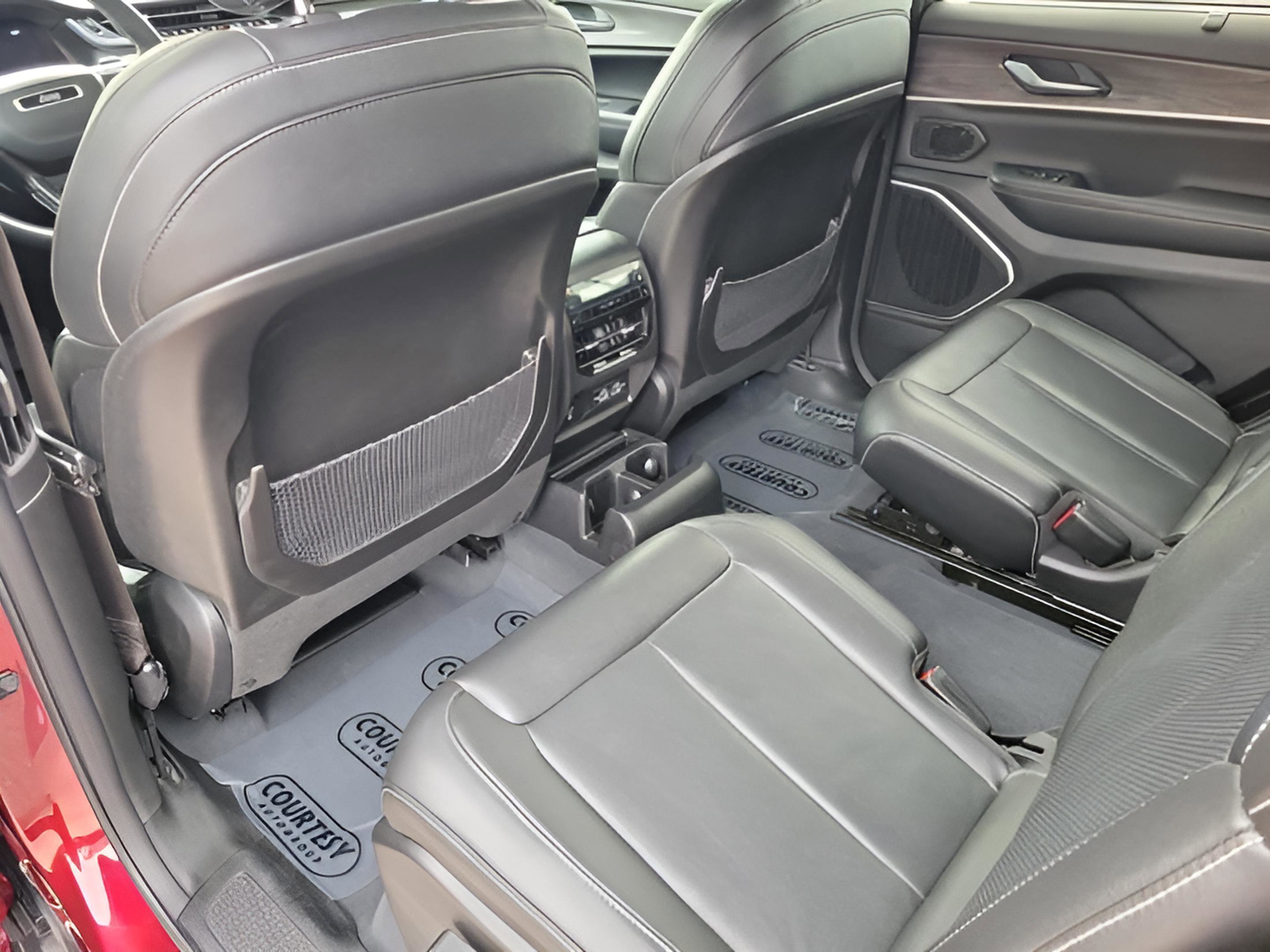 Used 2023 Jeep Grand Cherokee L Limited w/ Luxury Tech Group II image 6