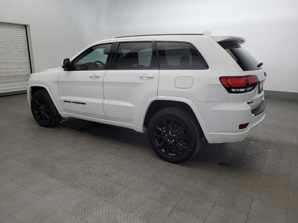 Used 2017 Jeep Grand Cherokee Altitude image 3