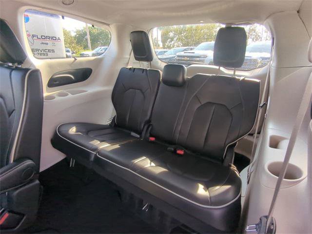 Certified 2024 Chrysler Pacifica Limited image 16