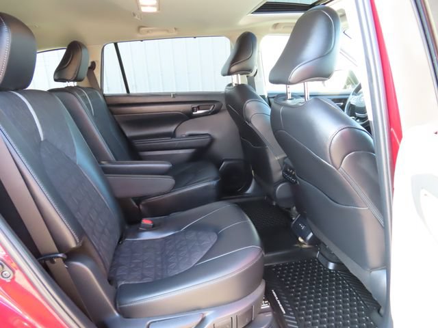 Used 2024 Toyota Highlander LE AWD/4WD image 29