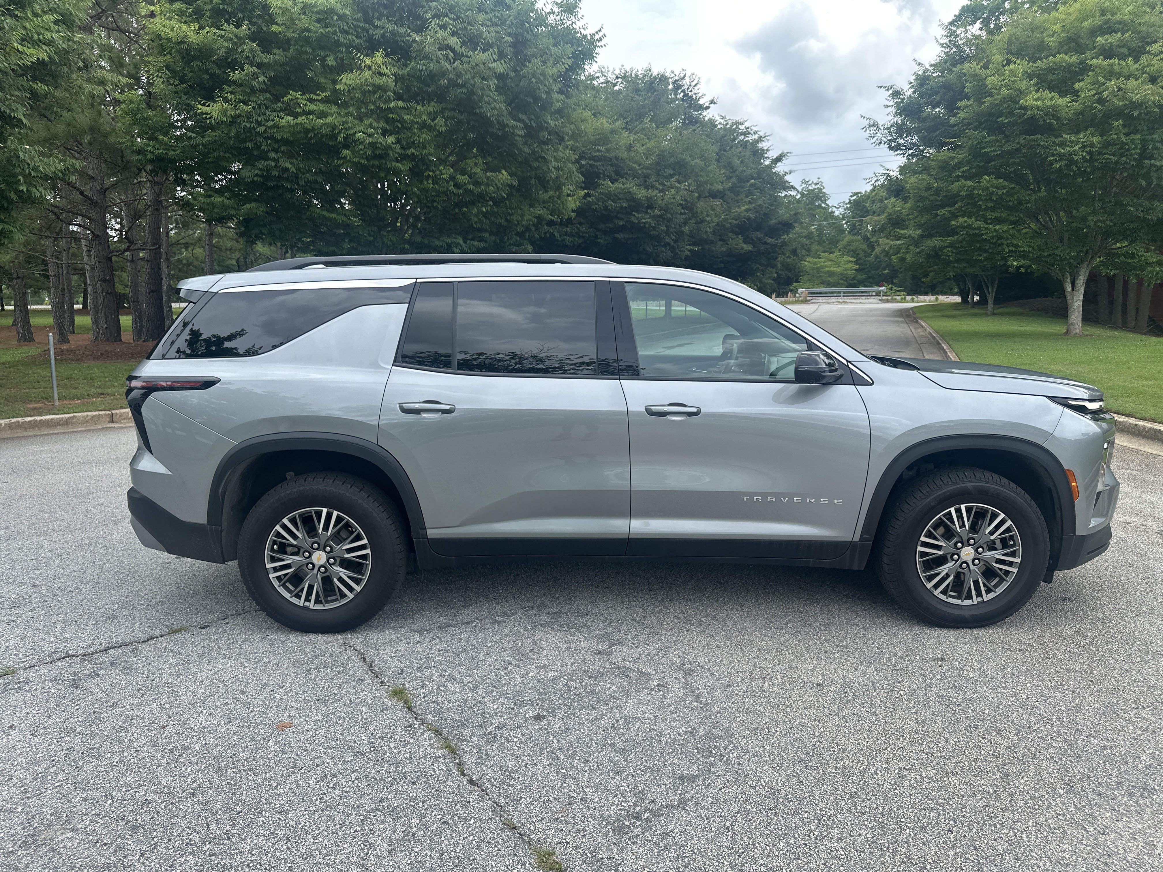 Used 2024 Chevrolet Traverse LT FWD image 4