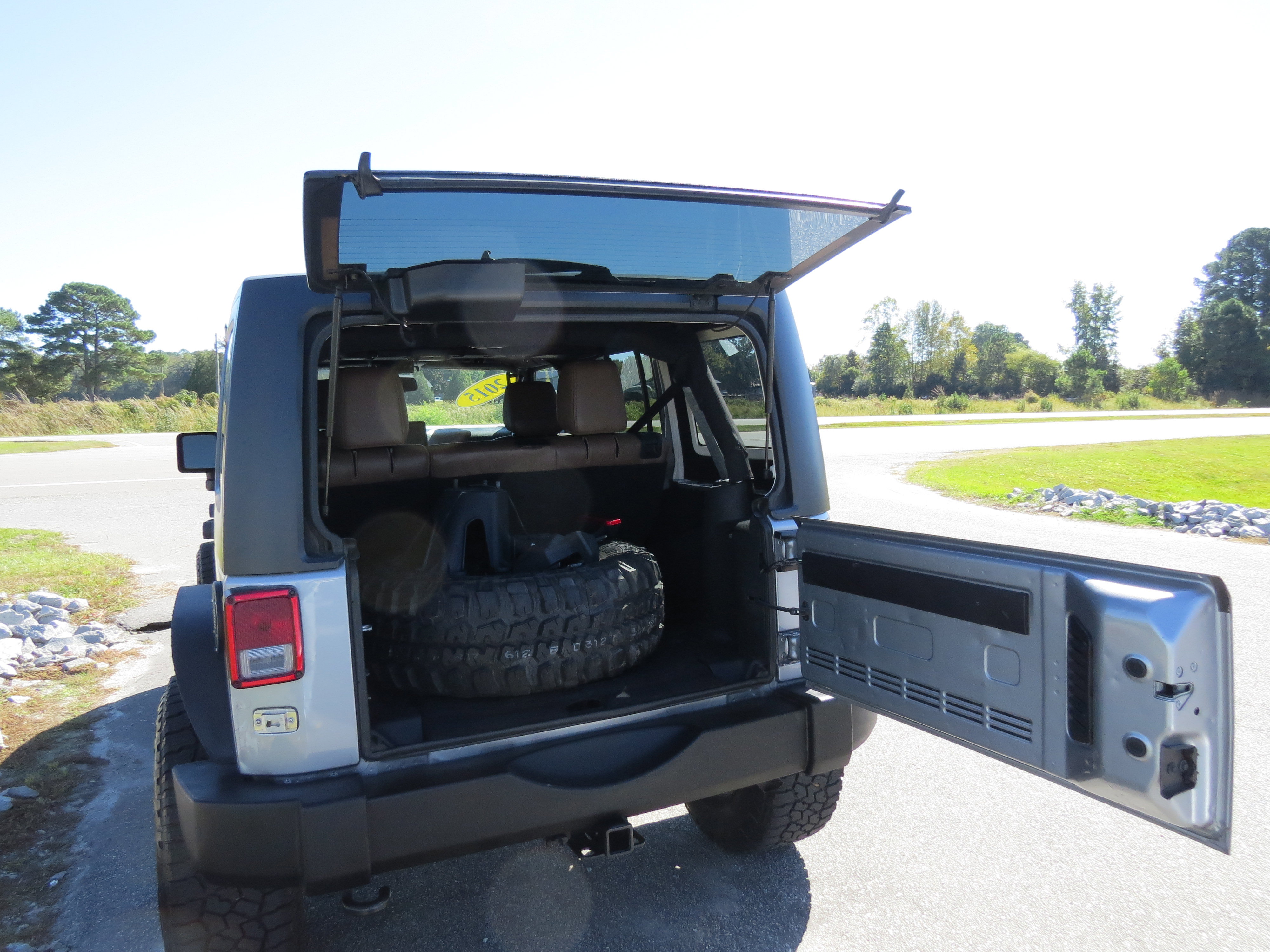 Used 2015 Jeep Wrangler Unlimited Rubicon w/ Connectivity Group image 12