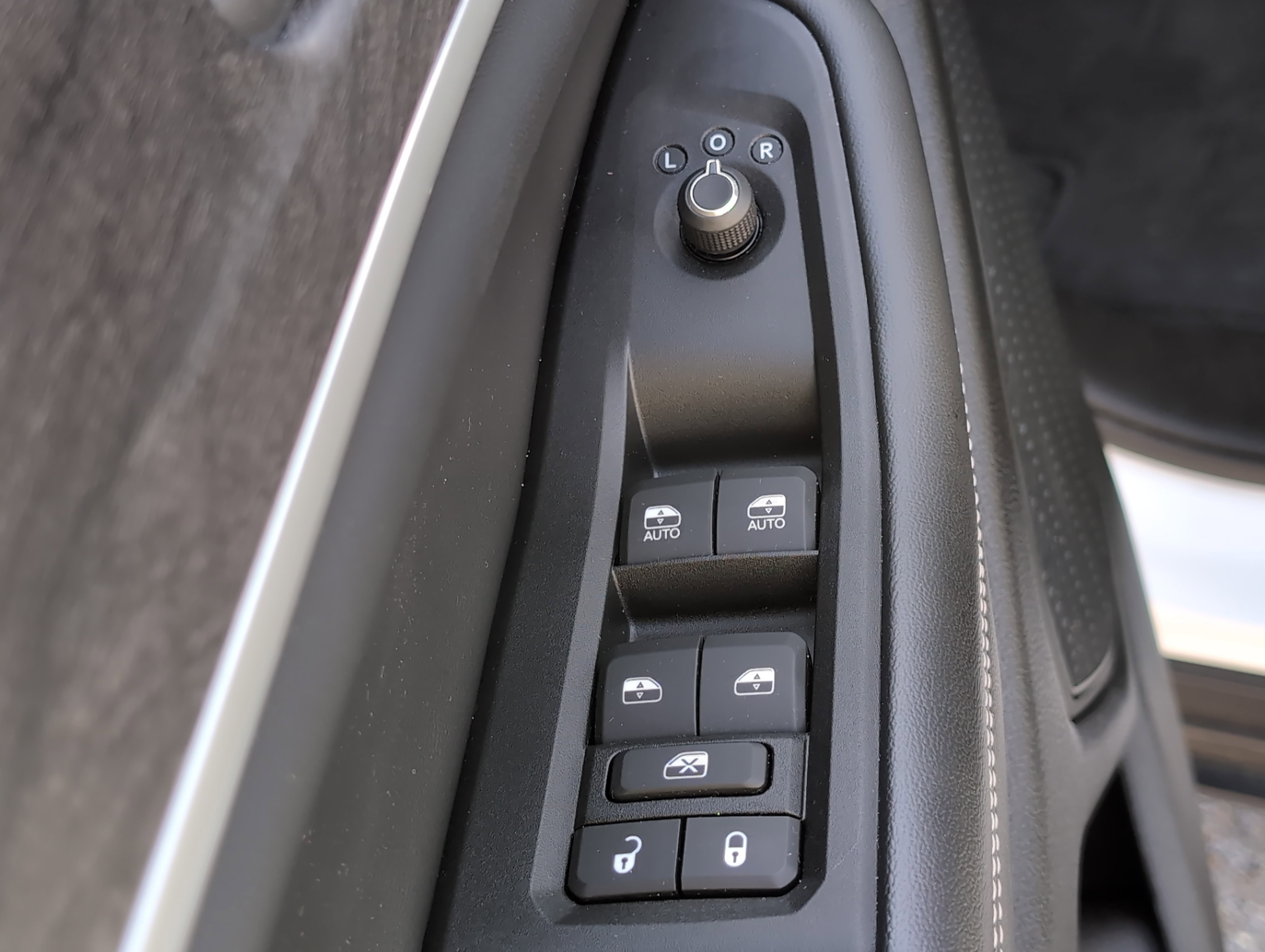 Used 2024 Jeep Grand Cherokee Limited w/ Black Appearance Package image 12