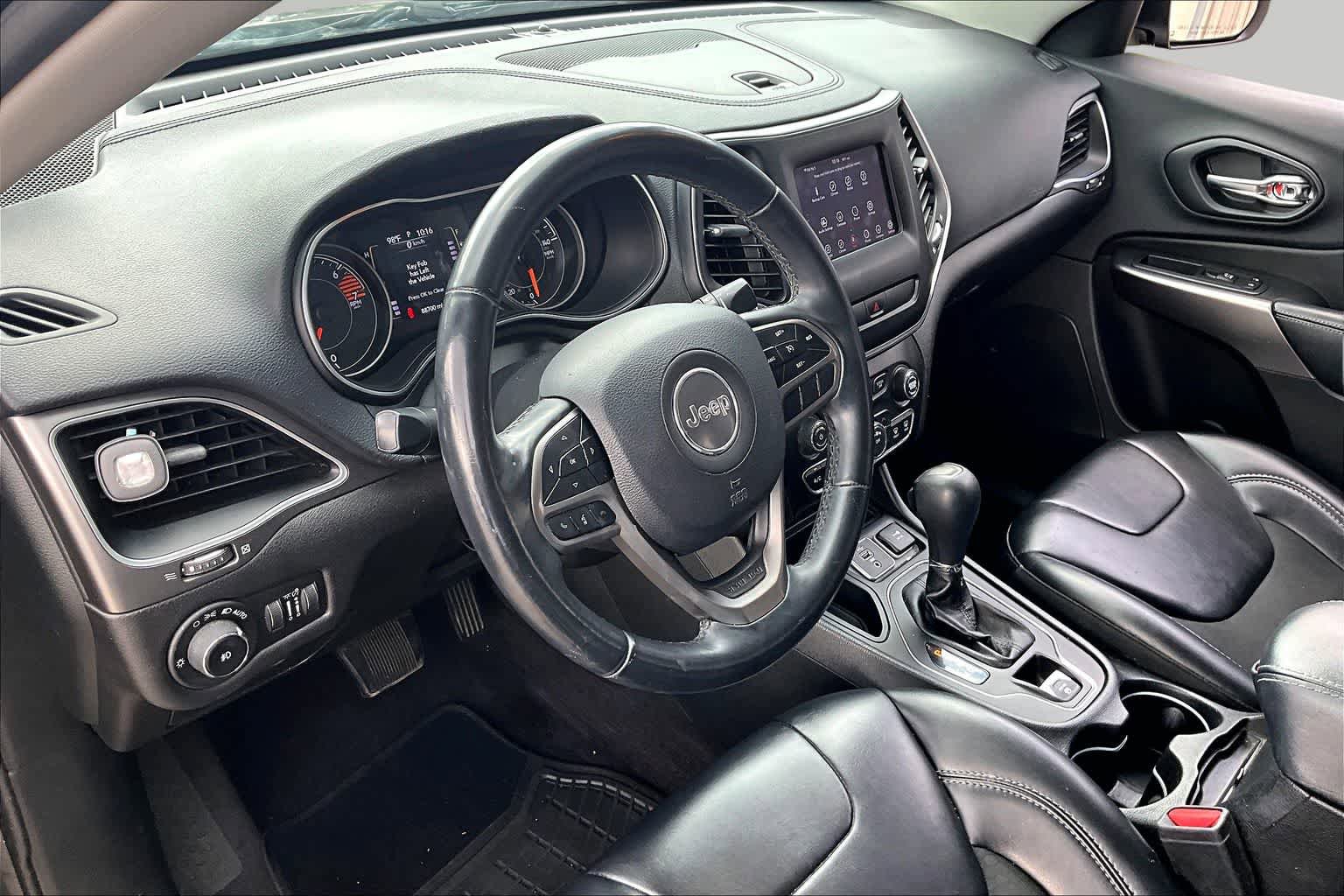 Used 2019 Jeep Cherokee Latitude Plus FWD image 17