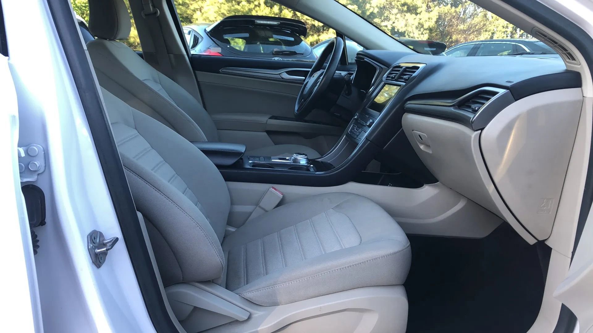 Used 2020 Ford Fusion SE FWD image 12