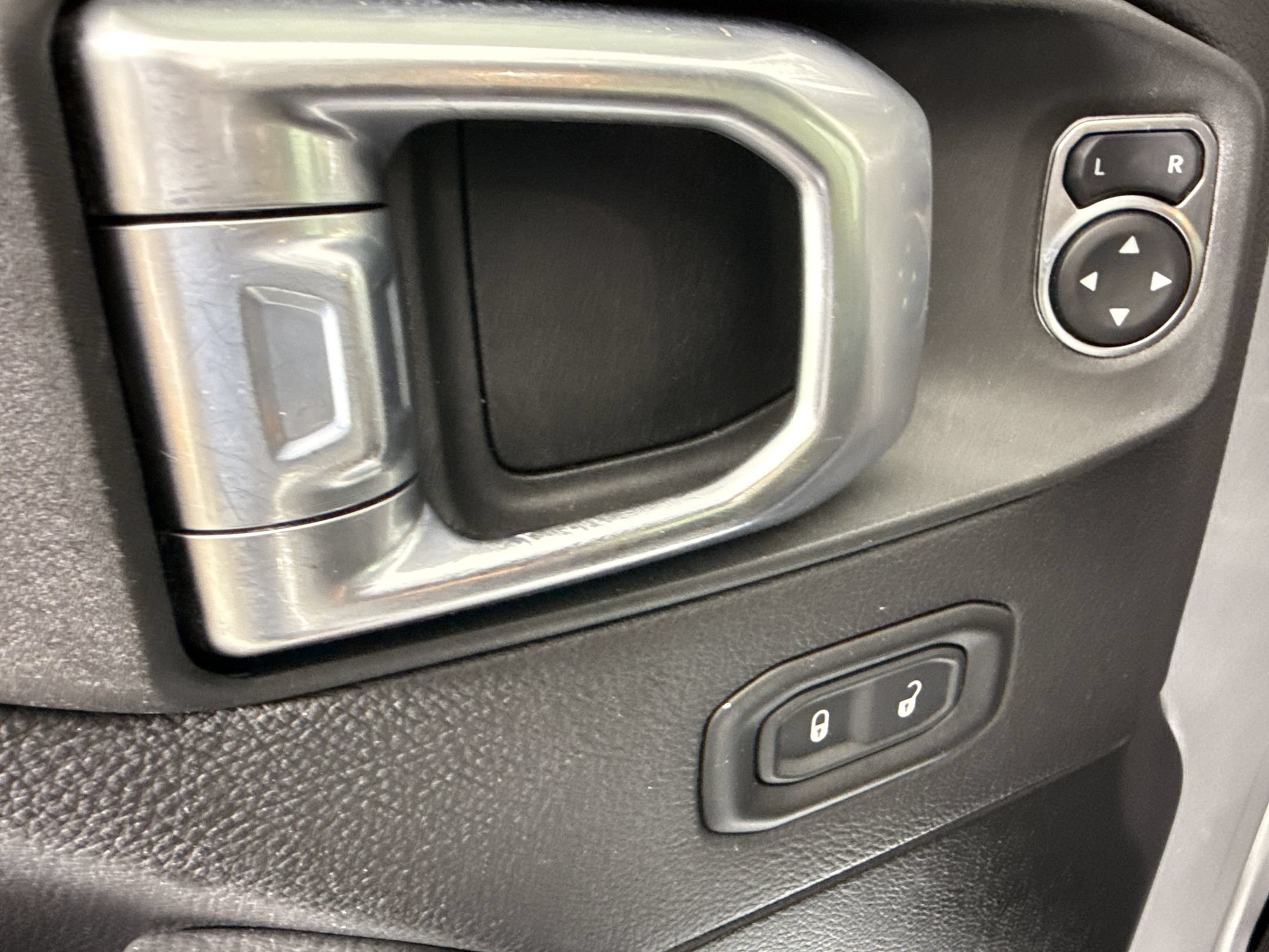 Used 2022 Jeep Wrangler Unlimited Sahara AWD/4WD image 18