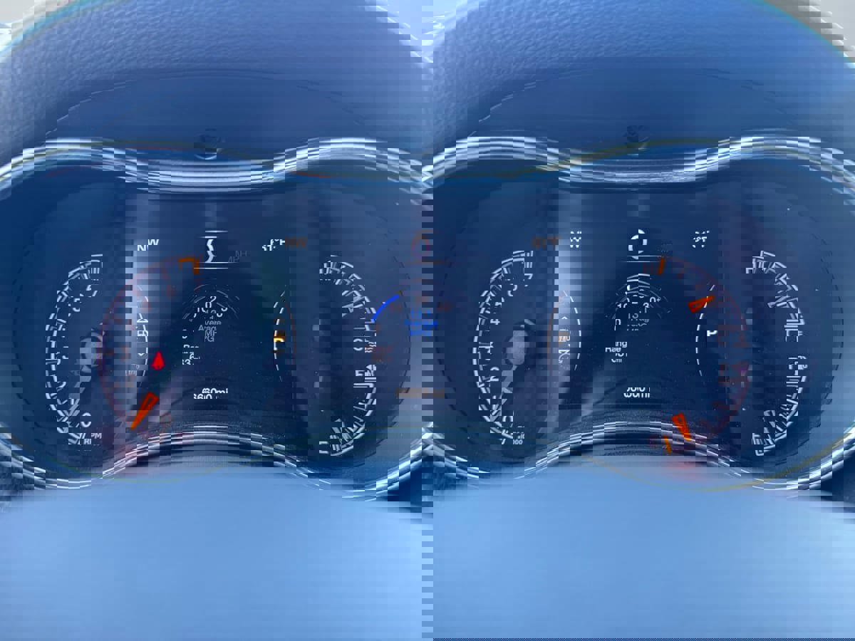 Used 2019 Jeep Grand Cherokee Altitude image 12