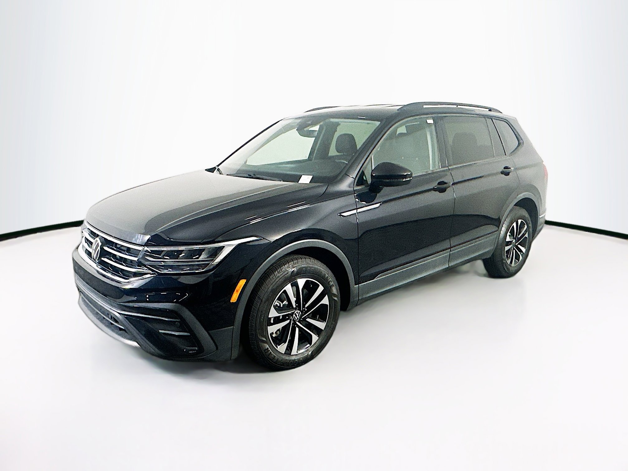 Used 2024 Volkswagen Tiguan S image 3