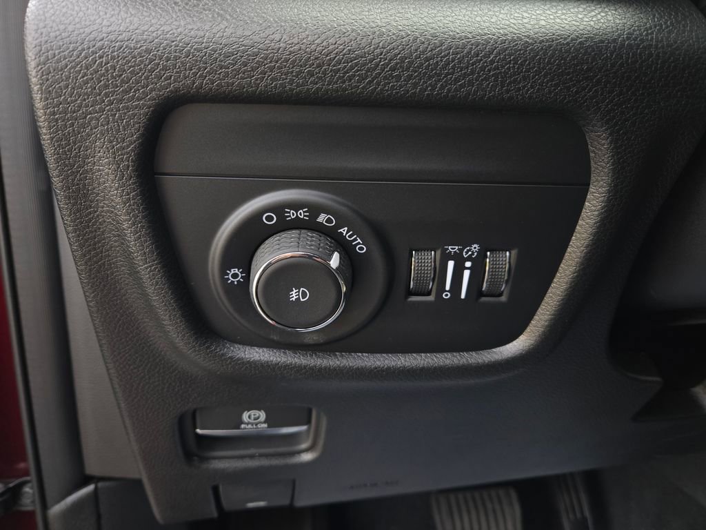 Used 2025 Jeep Grand Cherokee Limited w/ Black Appearance Package image 13