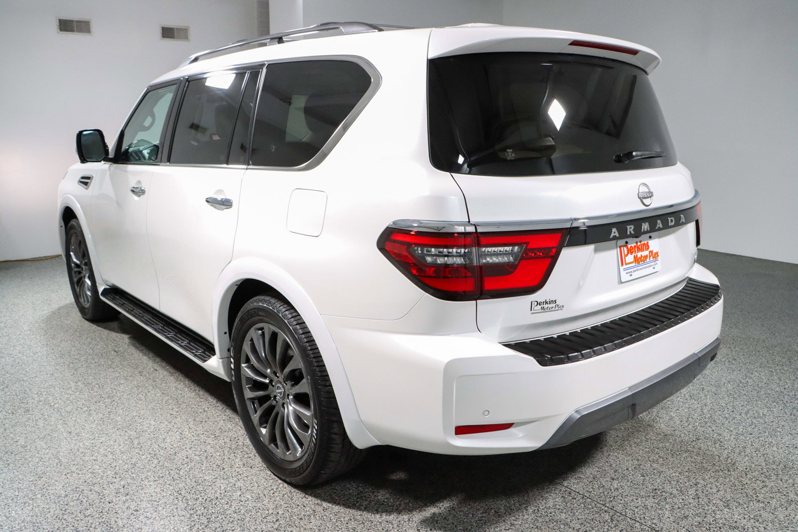 Used 2024 Nissan Armada Platinum w/ Captain's Chairs Package image 9