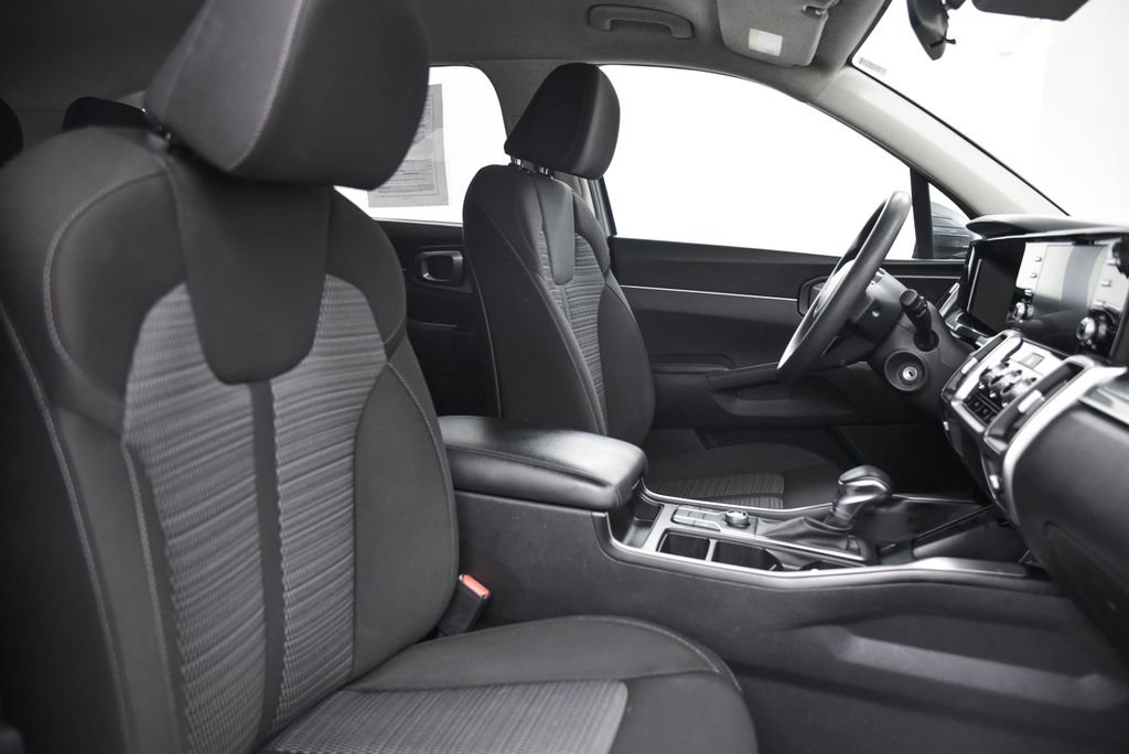 Used 2023 Kia Sorento LX image 17