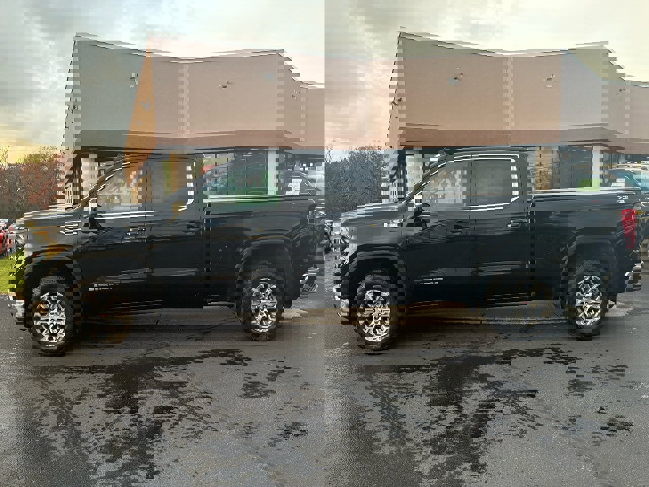 Used 2023 GMC Sierra 1500 SLE w/ Preferred Package image 2