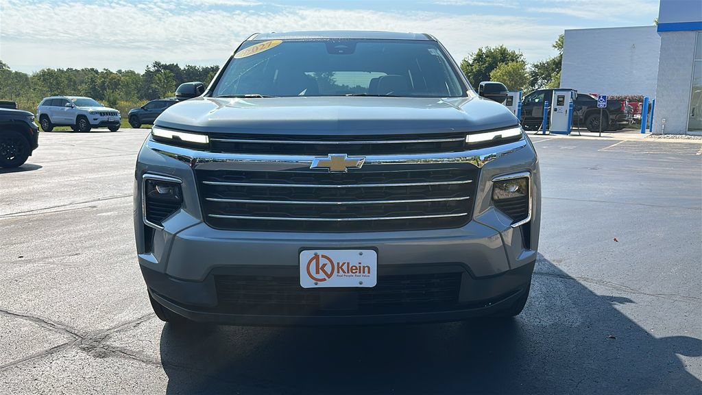 New 2027 Chevrolet Traverse LT w/ Sun and Wheel Package FWD image 2