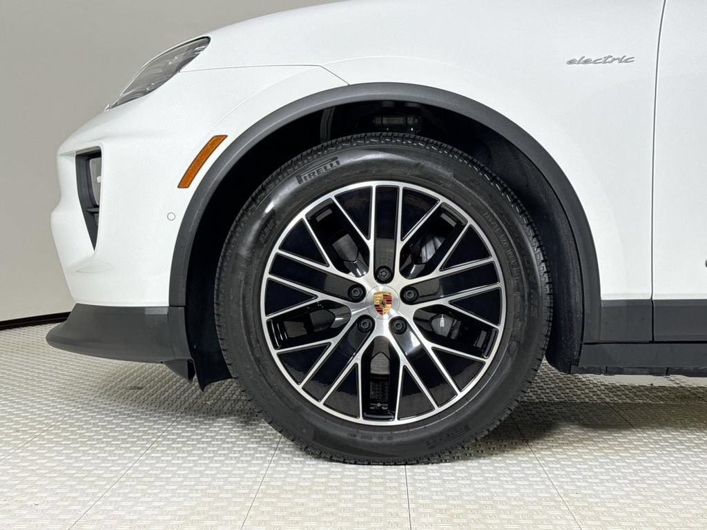 Certified 2025 Porsche Macan Electric RWD image 32