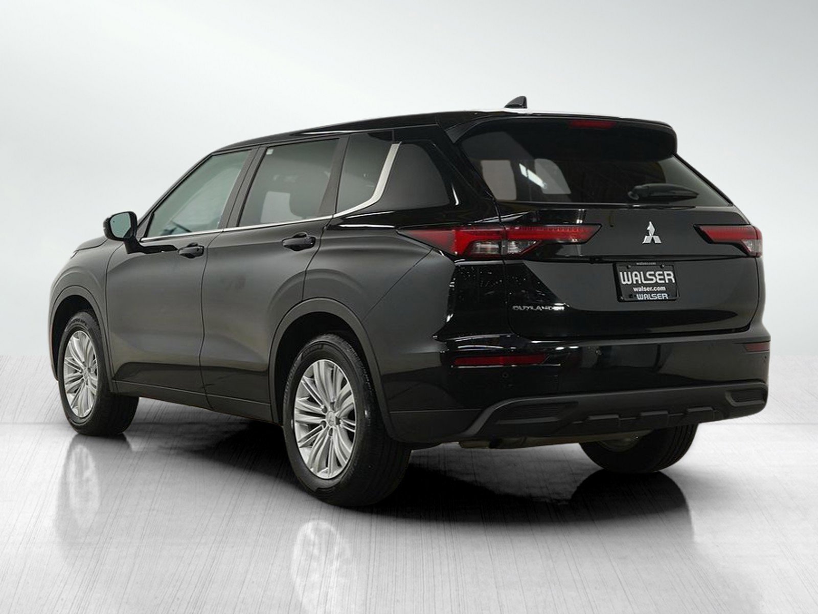 Used 2024 Mitsubishi Outlander ES image 3