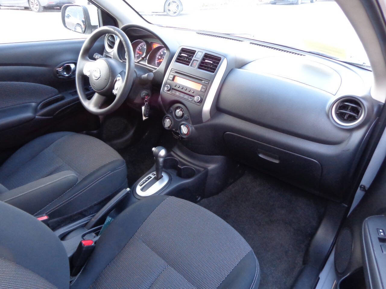 Used 2014 Nissan Versa SV w/ Convenience Package image 11