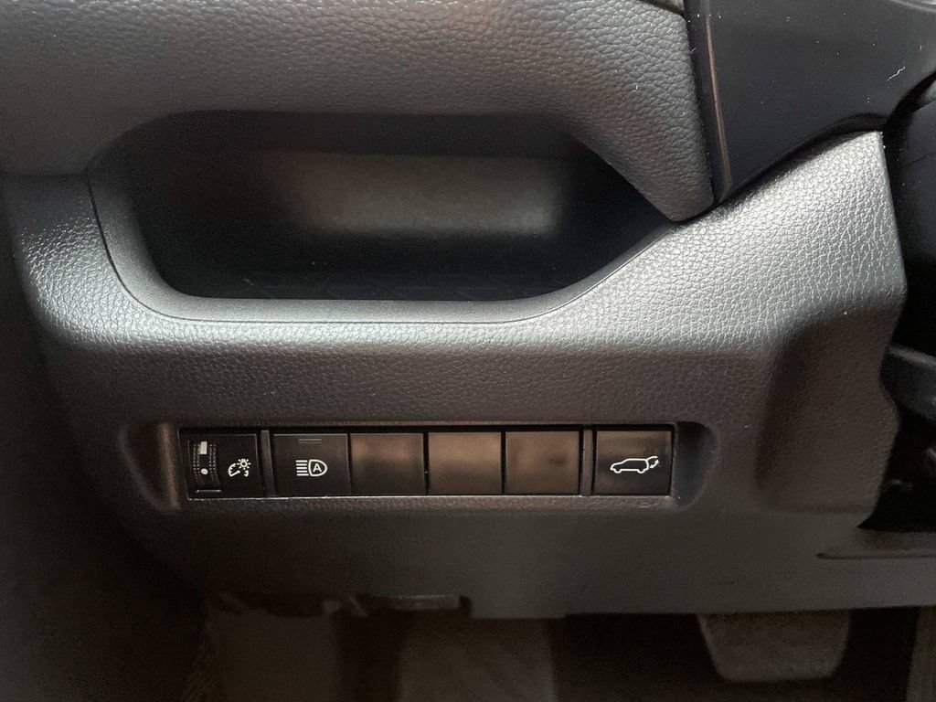 Used 2022 Toyota RAV4 XLE w/ Convenience Package FWD image 27