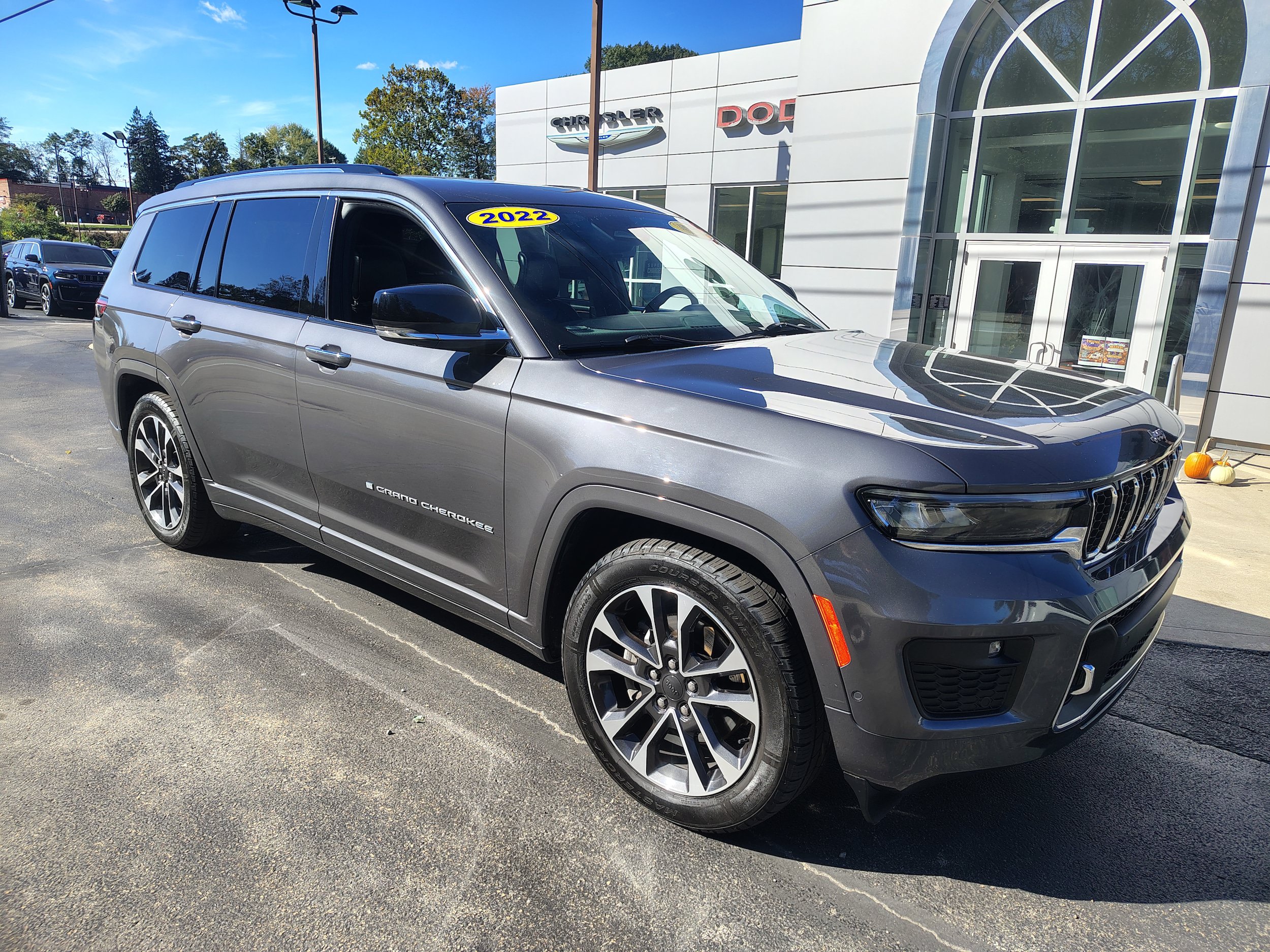 Certified 2022 Jeep Grand Cherokee L Overland w/ Luxury Tech Group IV AWD/4WD image 2