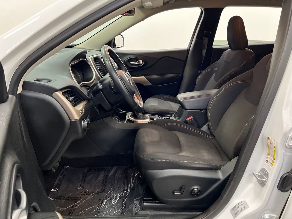 Used 2017 Jeep Cherokee Latitude w/ Safety/Convenience Group FWD image 10