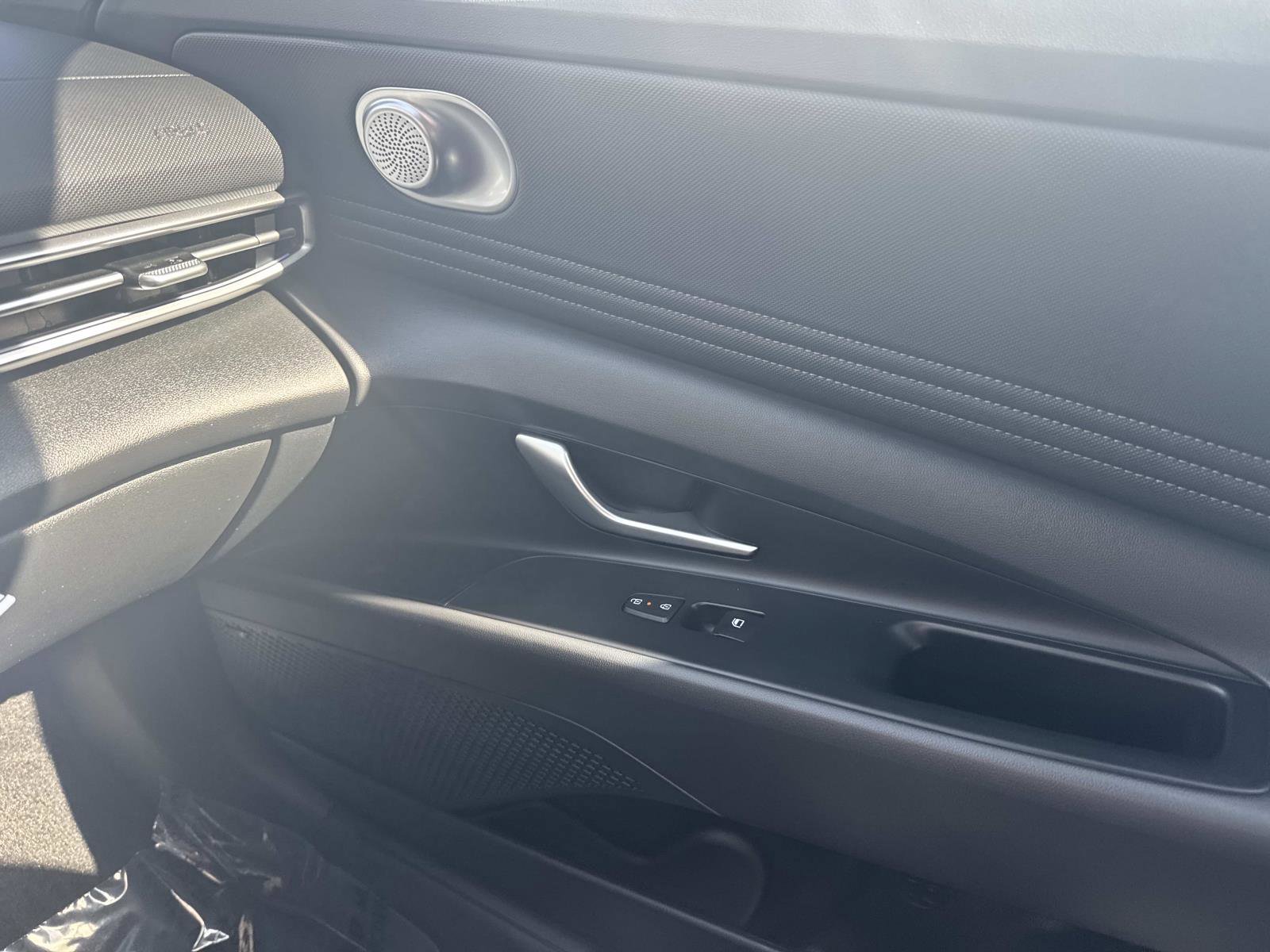 Used 2024 Hyundai Elantra Limited image 19