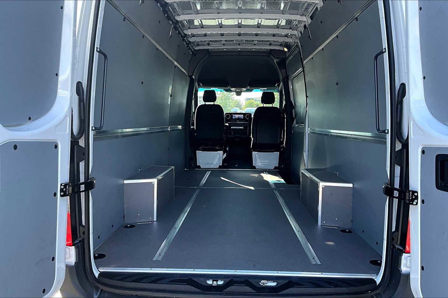 Used 2025 Mercedes-Benz Sprinter 2500 image 2