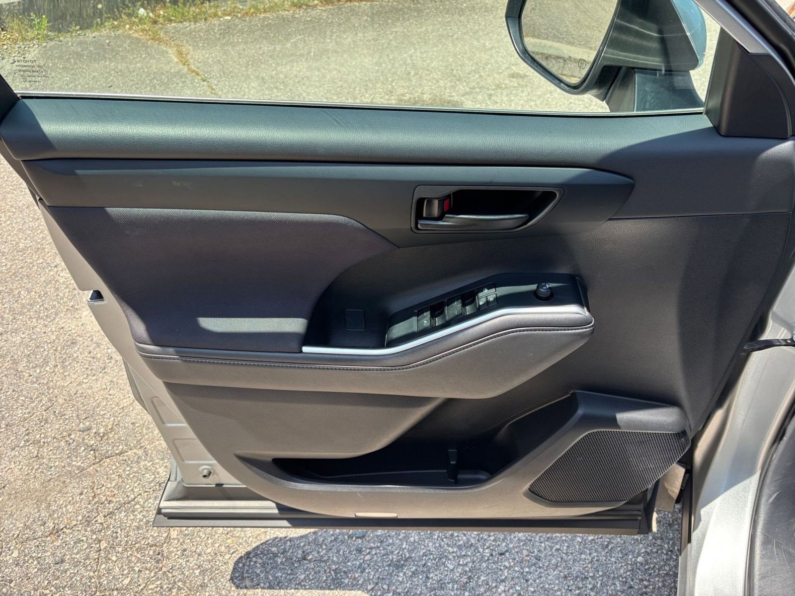 Used 2025 Toyota Highlander LE FWD image 18