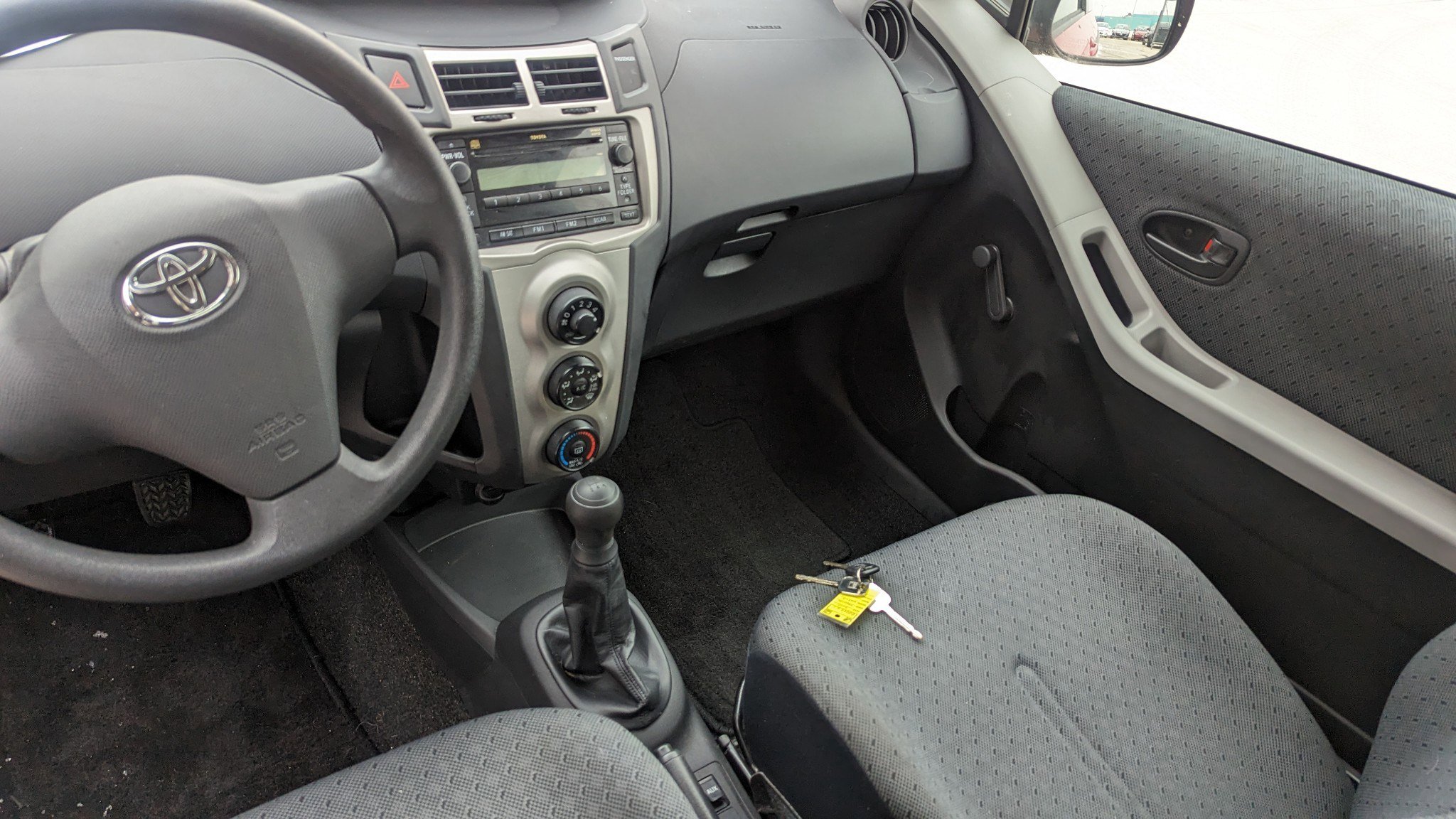 Used 2010 Toyota Yaris 2-Door Hatchback image 3