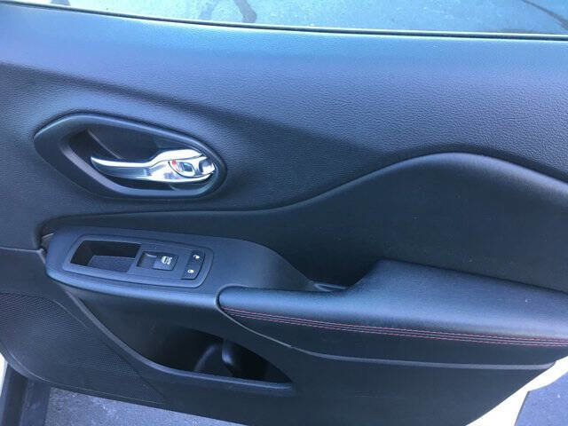 Used 2022 Jeep Cherokee Trailhawk w/ Comfort/Convenience Group image 26