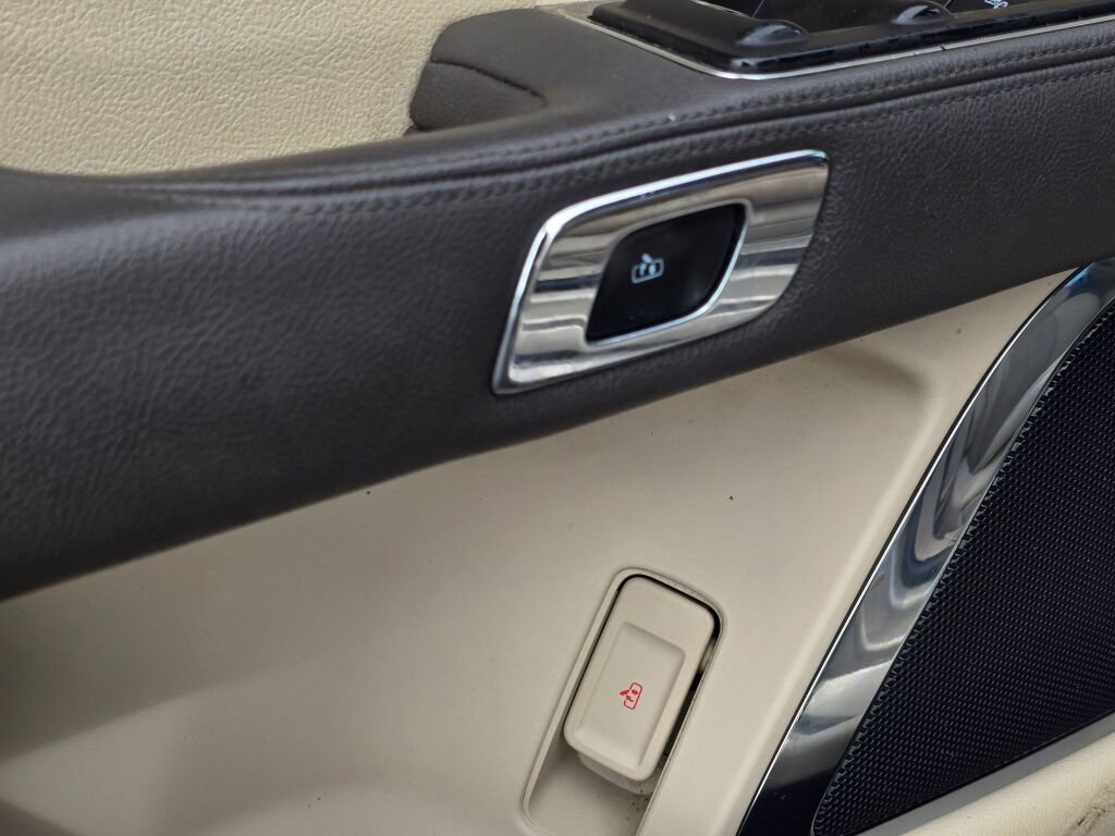 Used 2017 Lincoln Continental Select image 25