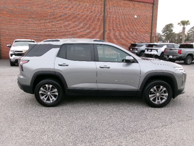 Used 2025 Chevrolet Equinox LT w/ Convenience Package II image 2