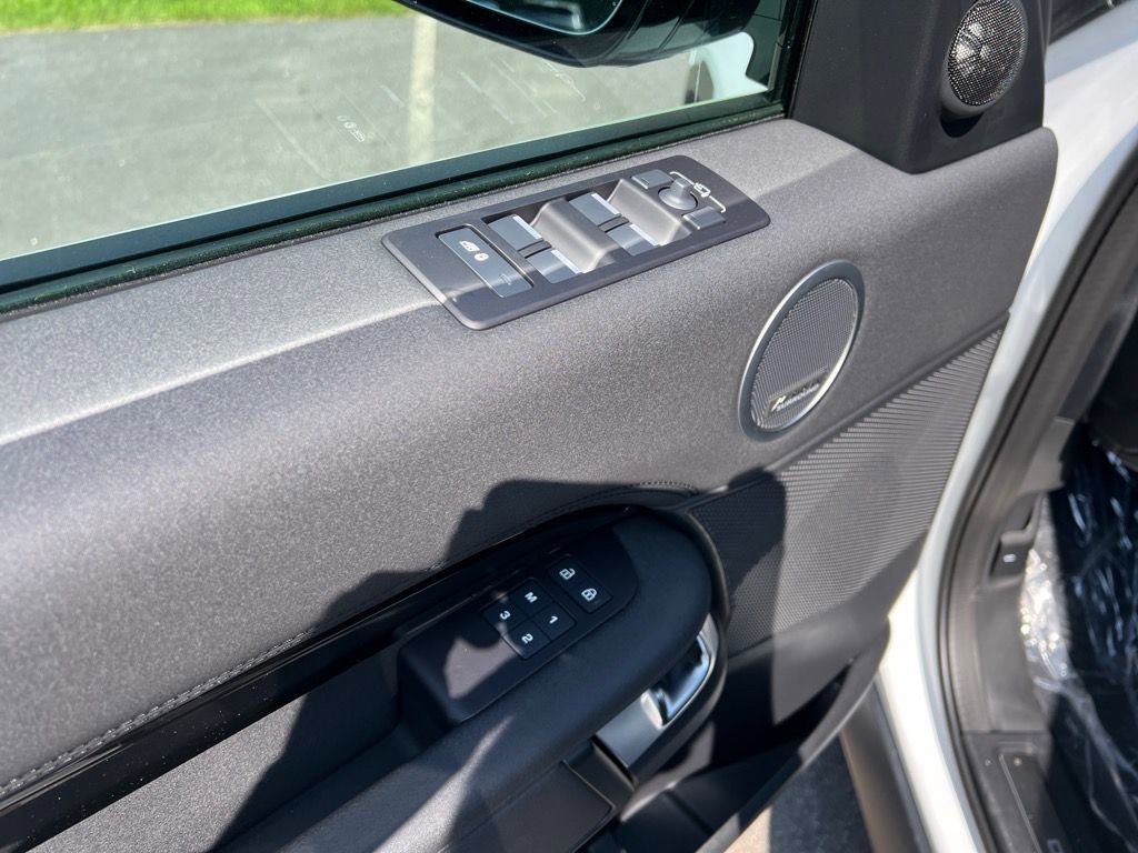 New 2025 Land Rover Discovery S image 10