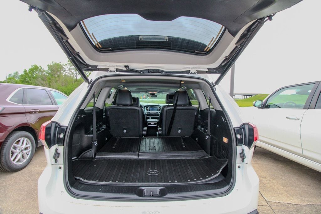 Used 2019 Toyota Highlander SE w/ Nightshade Edition AWD/4WD image 5