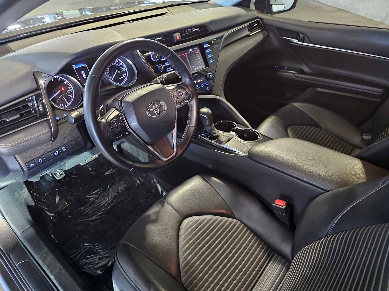 Used 2020 Toyota Camry SE FWD image 2