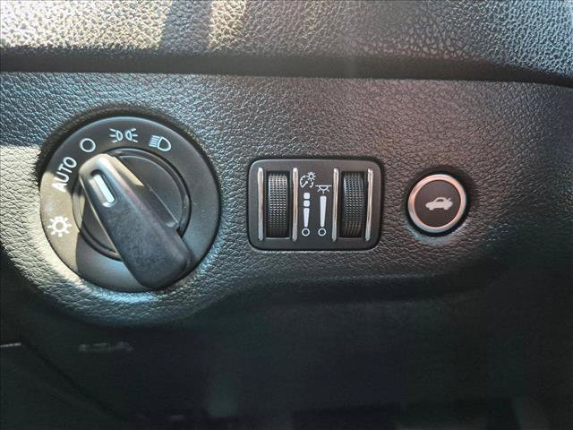 Used 2018 Dodge Charger SXT RWD image 15